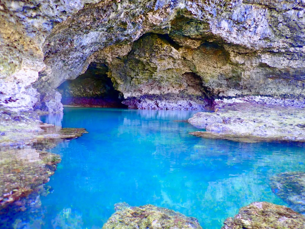 【石垣島/半日】ウミガメに会えるかも！話題の秘境『青の洞窟』シュノーケリング＆洞窟探検ツアー（ES-64）