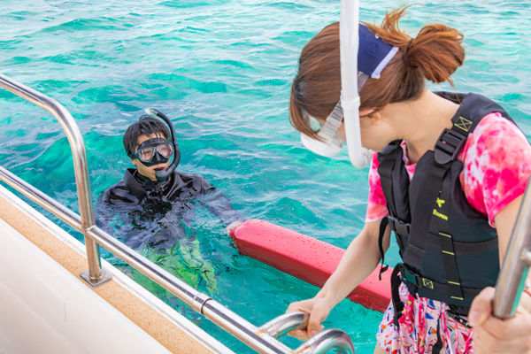 【石垣島/半日】貸切で安心！船上BBQ付きでお得☆幻の島上陸＆シュノーケリングツアー＜0歳から参加OK！送迎付き＞（ES-91）